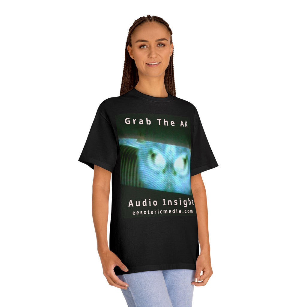'Grab The AK' (Audio Insight) Camiseta de Corte Clásico Gráfica de Ser Digital Surrealista Siniestra