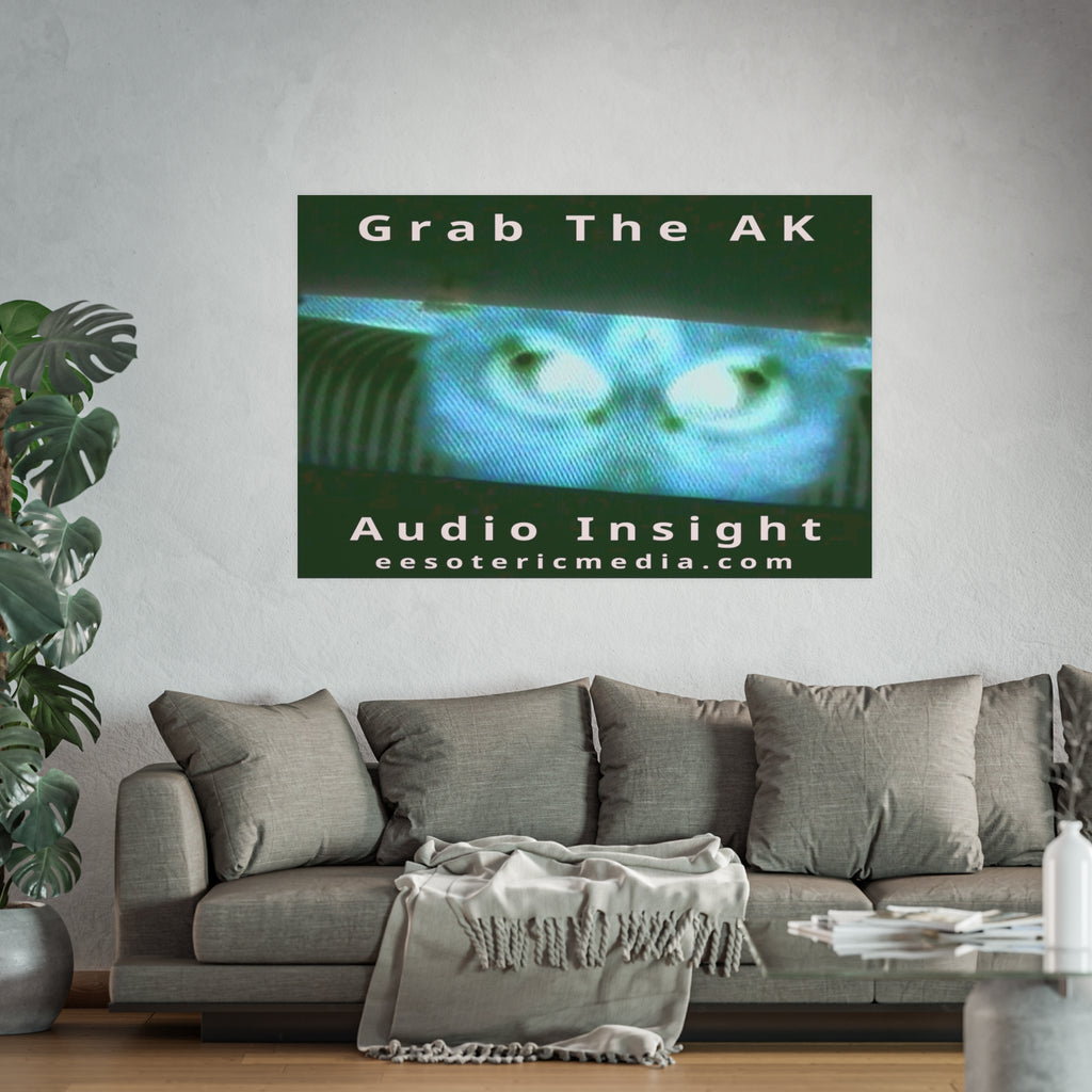 «Grab The AK» (Audio Insight) Lámina artística con un ser digital siniestro y surrealista, gran formato, 150 × 100 cm