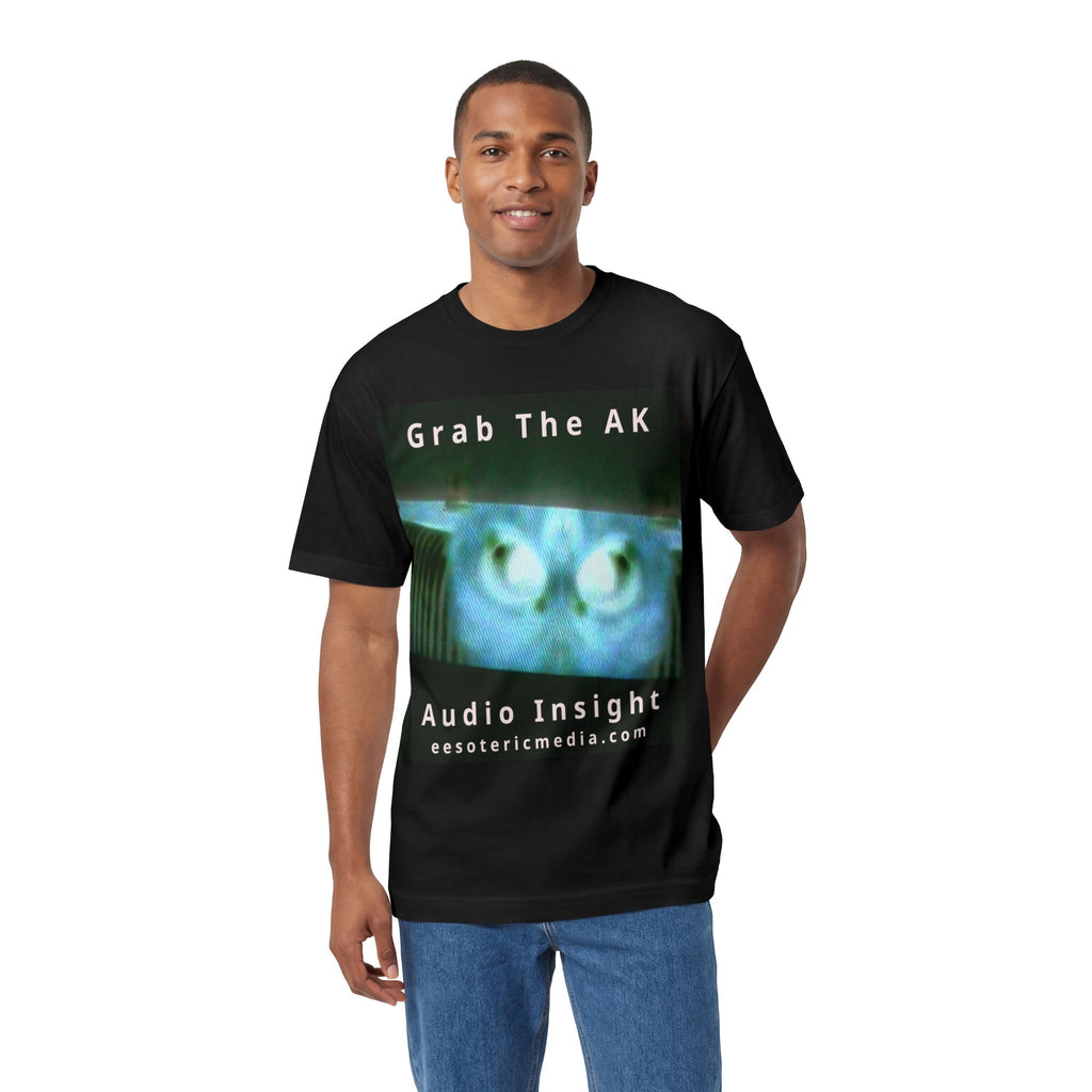 'Grab The AK' (Audio Insight) Camiseta de Corte Clásico Gráfica de Ser Digital Surrealista Siniestra