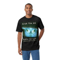 'Grab The AK' (Audio Insight) Camiseta de Corte Clásico Gráfica de Ser Digital Surrealista Siniestra