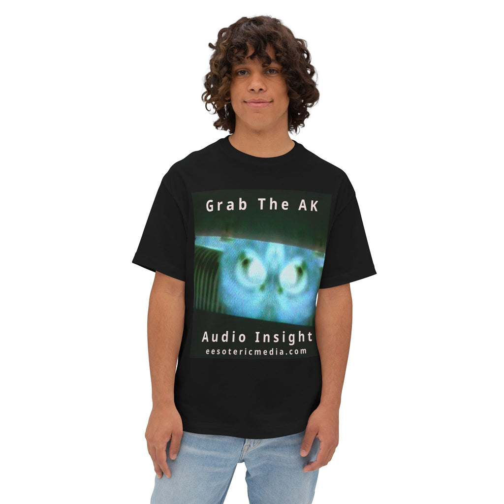 „Grab The AK" (Audio Insight) Unheimliches surrealistisches digitales Wesen Grafik Oversize Boxy T-Shirt