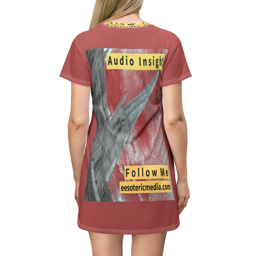 „Follow Me" (Audio Insight) T-Shirt-Kleid mit verwittertem, raketenförmigem Turm-Design