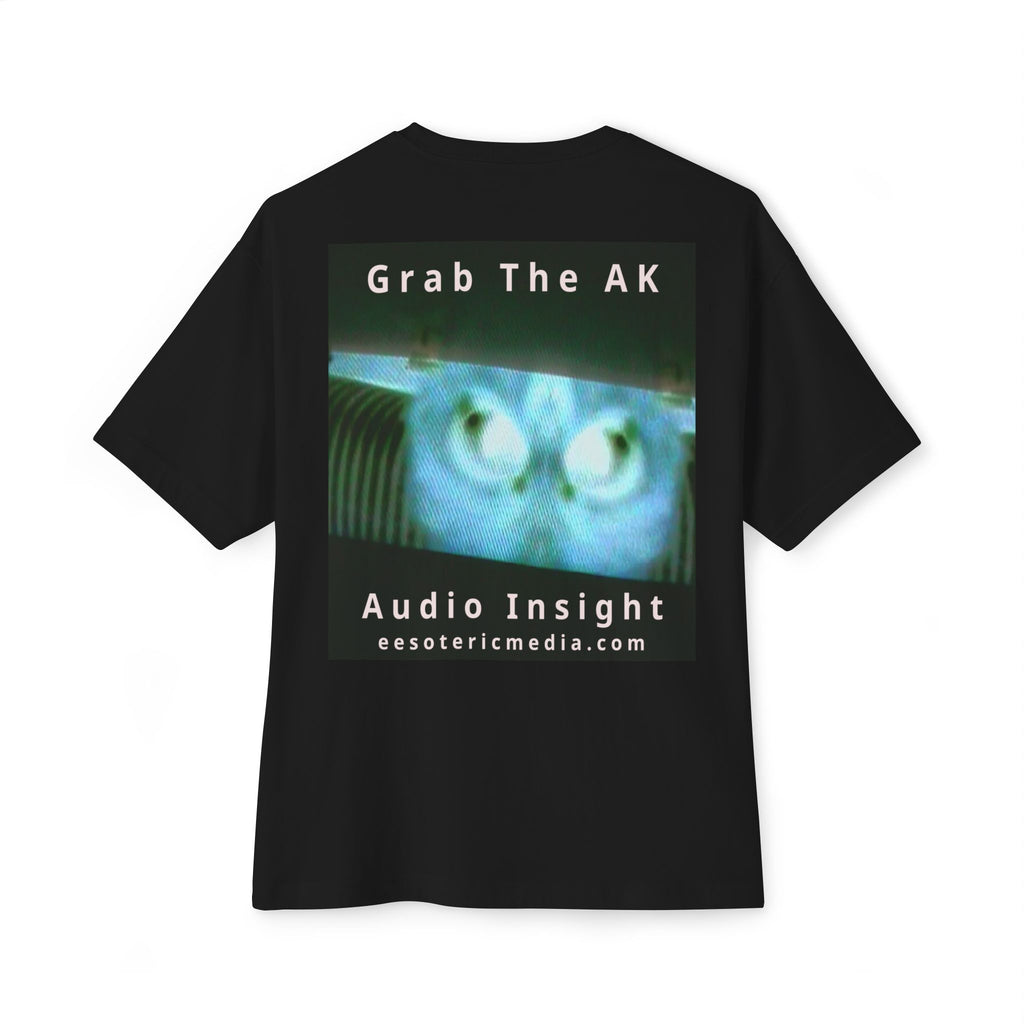 „Grab The AK" (Audio Insight) Unheimliches surrealistisches digitales Wesen Grafik Oversize Boxy T-Shirt