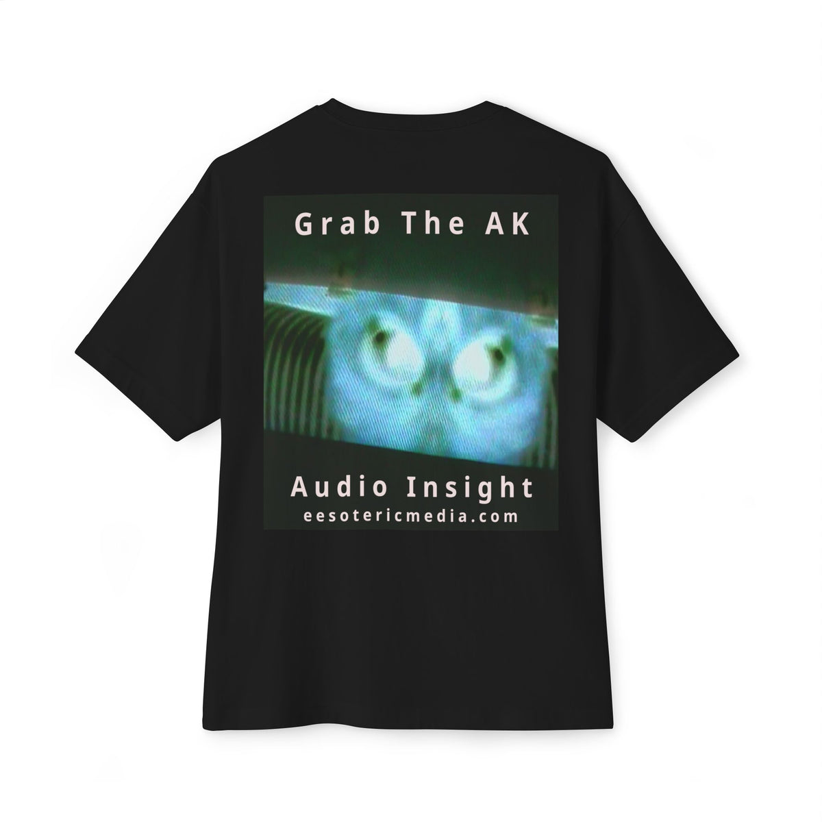 „Grab The AK" (Audio Insight) Unheimliches surrealistisches digitales Wesen Grafik Oversize Boxy T-Shirt