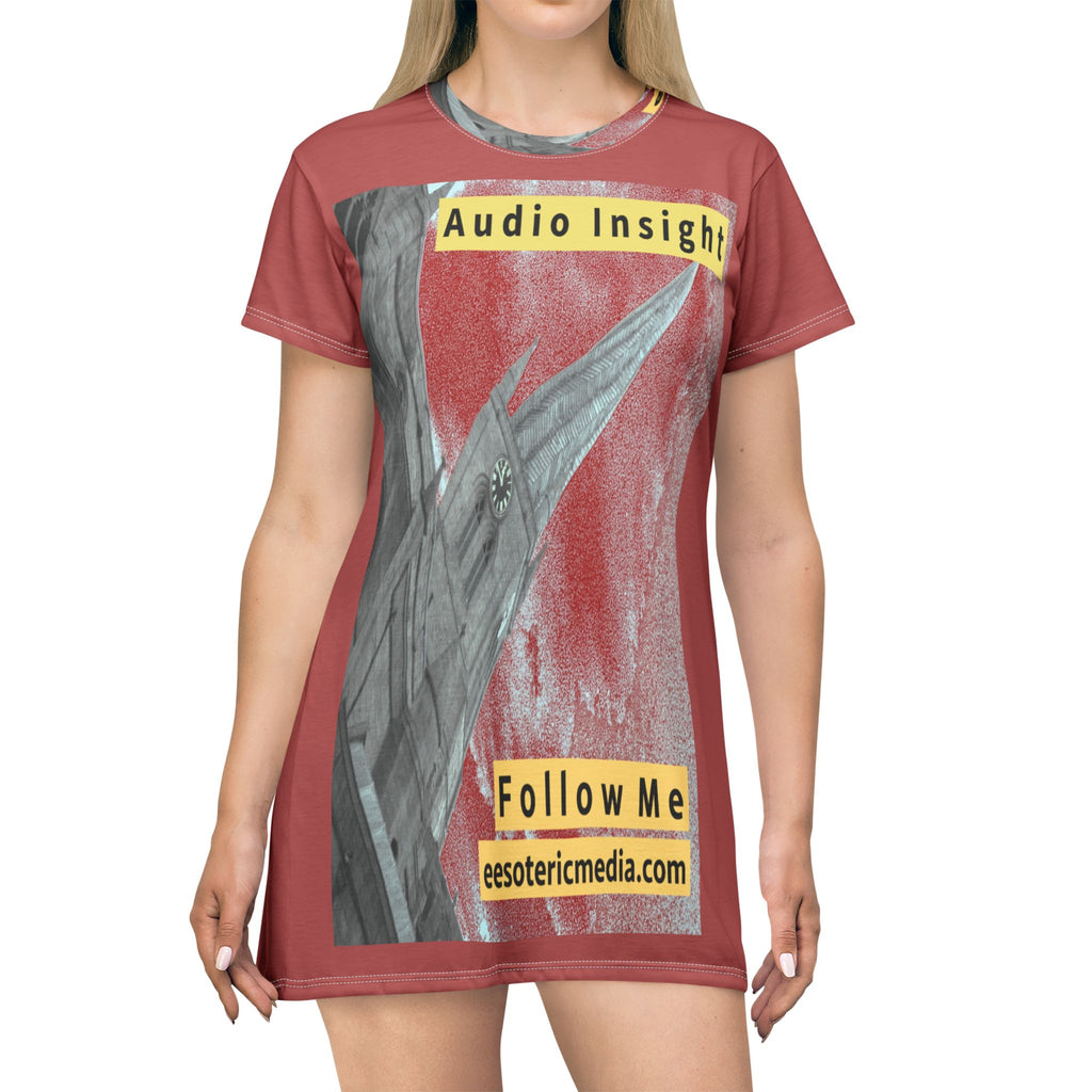 „Follow Me" (Audio Insight) T-Shirt-Kleid mit verwittertem, raketenförmigem Turm-Design
