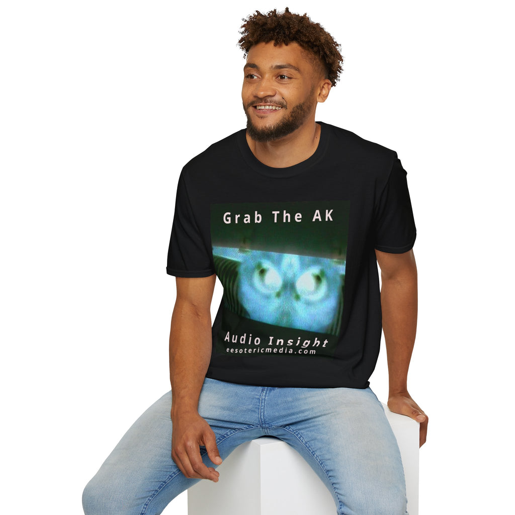 'Grab The AK' (Audio Insight) Camiseta Softstyle Gráfica de Ser Digital Surrealista Siniestra