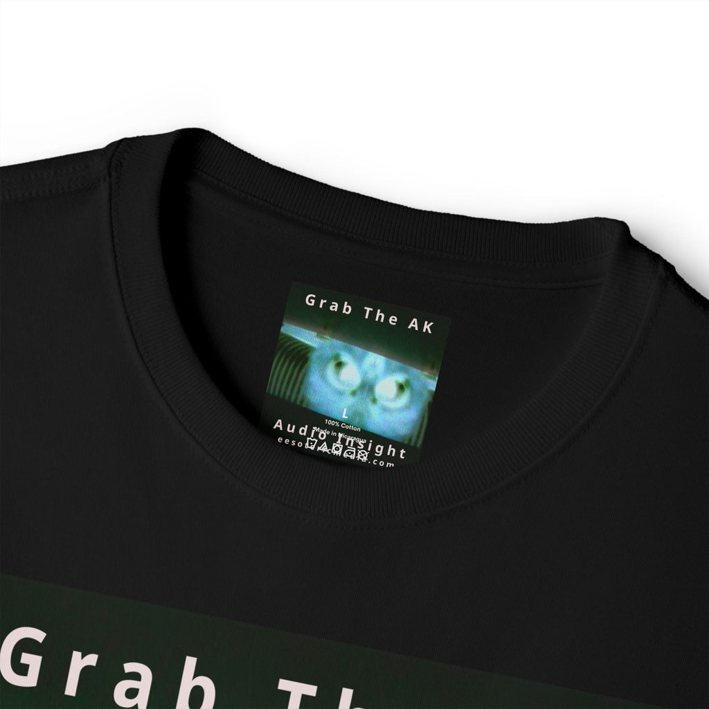 „Grab The AK" (Audio Insight) Unheimliches surrealistisches digitales Wesen Grafik Oversize Boxy T-Shirt