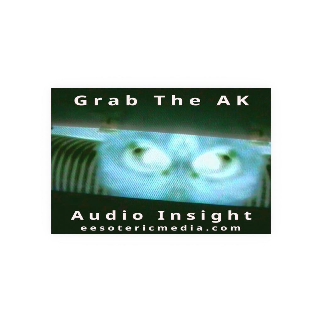 « Grab The AK » (Audio Insight) Impression artistique d’un être numérique surréaliste inquiétant, 90 × 60 cm
