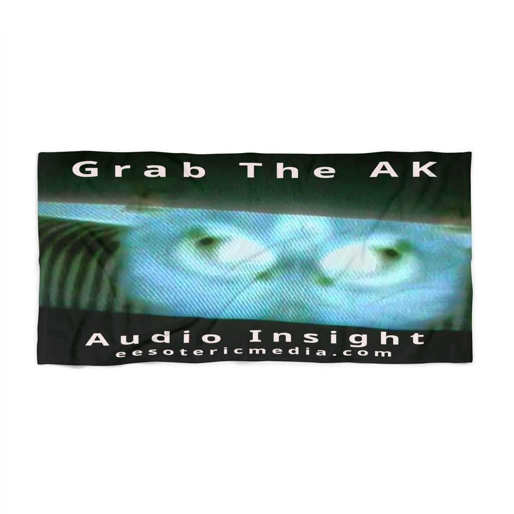 बड़े आकार का 'Grab The AK' (Audio Insight) भयावह डिजिटल प्राणी के रूपांकन वाला समुद्र तट का तौलिया 72"x36" (180cm x 90cm)