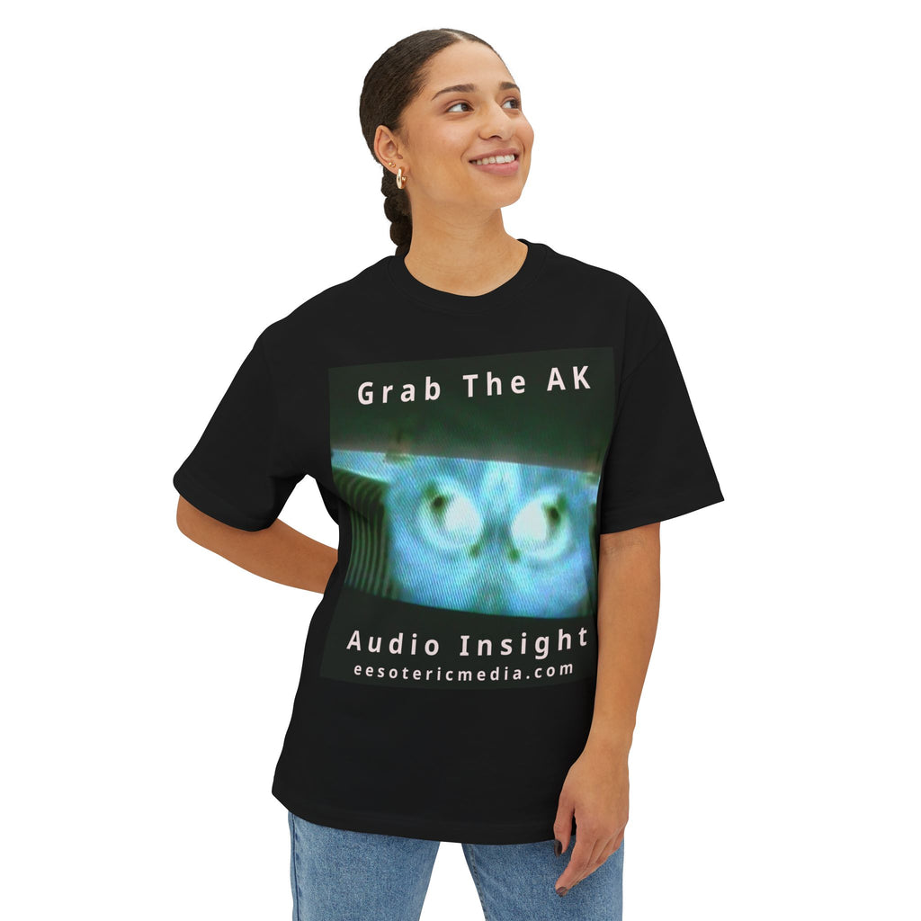 „Grab The AK" (Audio Insight) Unheimliches surrealistisches digitales Wesen Grafik Oversize Boxy T-Shirt
