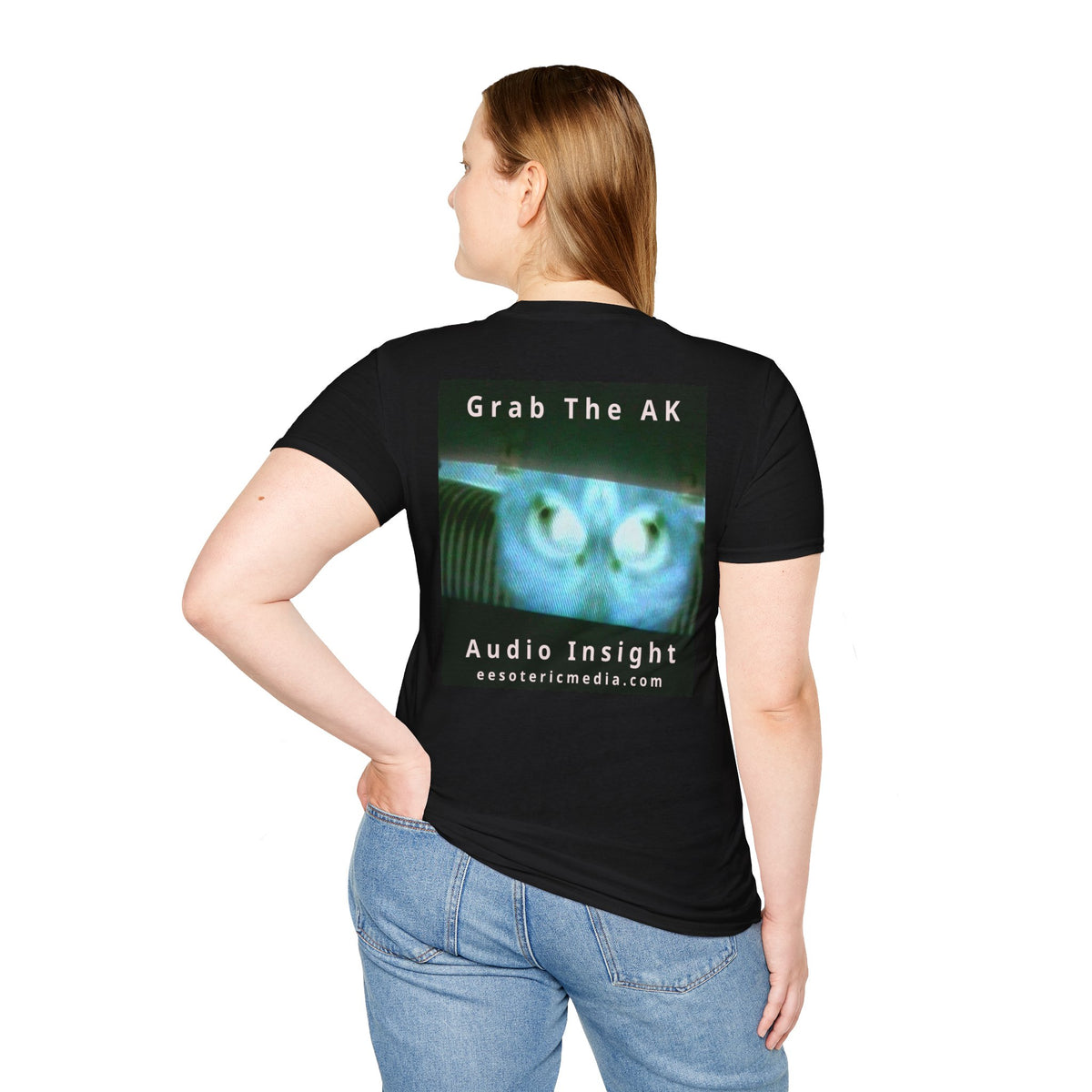 'Grab The AK' (Audio Insight) Camiseta Softstyle Gráfica de Ser Digital Surrealista Siniestra