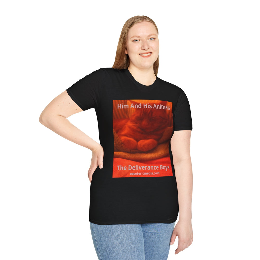 'Him And His Animals' (The Deliverance Boys) Camiseta Softstyle Gráfica de Gato Surrealista