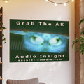 «Grab The AK» (Audio Insight) Lámina artística con un ser digital siniestro y surrealista, gran formato, 150 × 100 cm