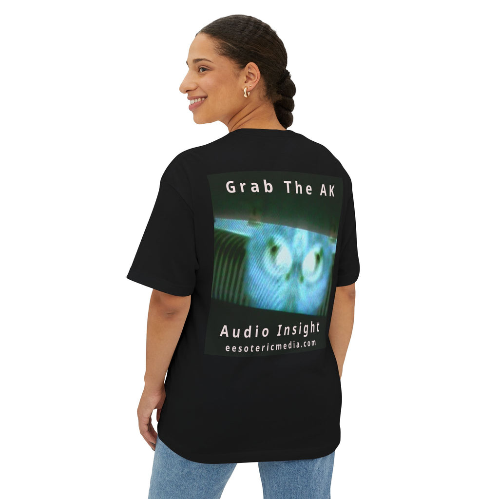 „Grab The AK" (Audio Insight) Unheimliches surrealistisches digitales Wesen Grafik Oversize Boxy T-Shirt