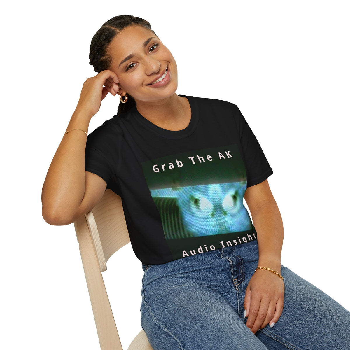 'Grab The AK' (Audio Insight) Camiseta Softstyle Gráfica de Ser Digital Surrealista Siniestra