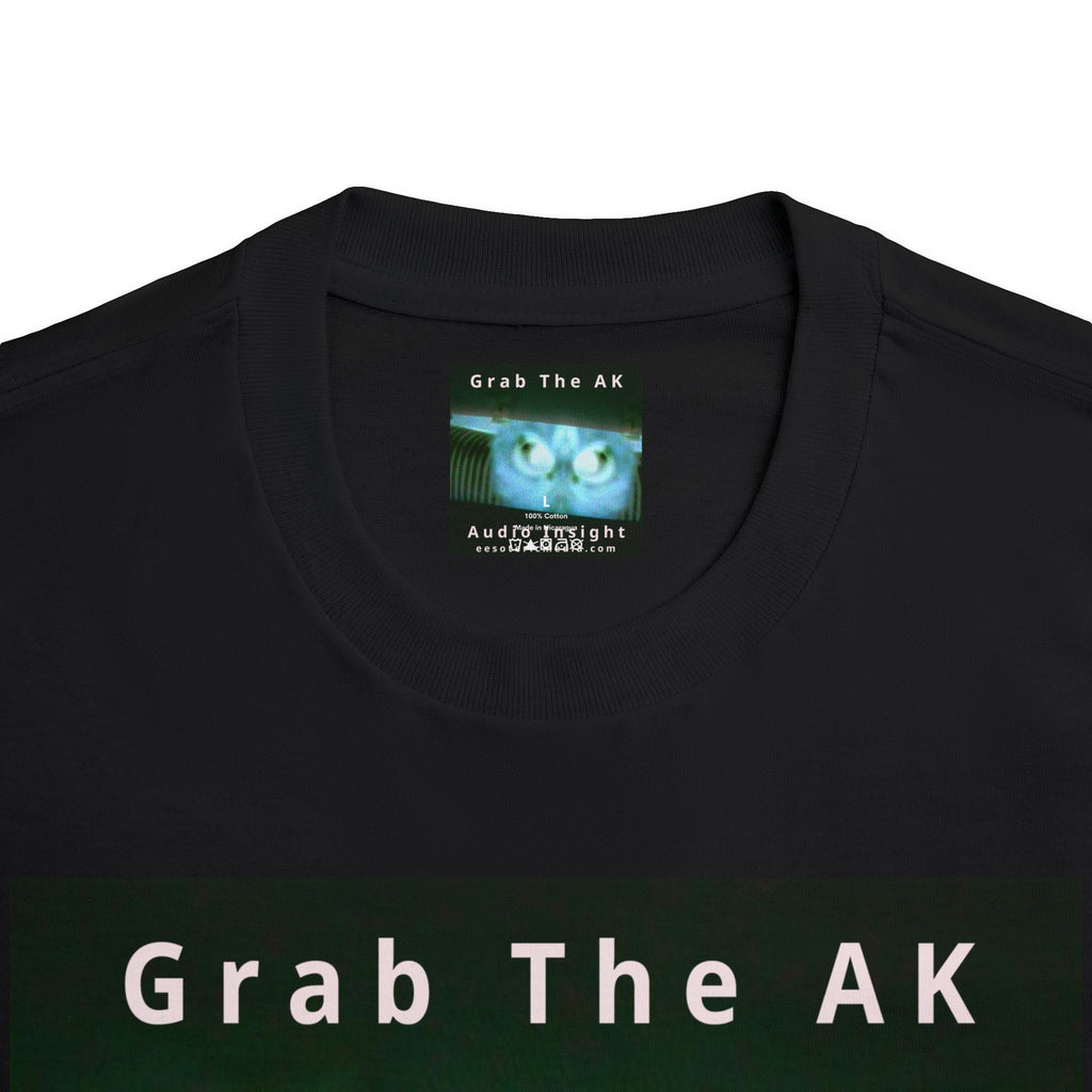 'Grab The AK' (Audio Insight) Camiseta de Corte Clásico Gráfica de Ser Digital Surrealista Siniestra