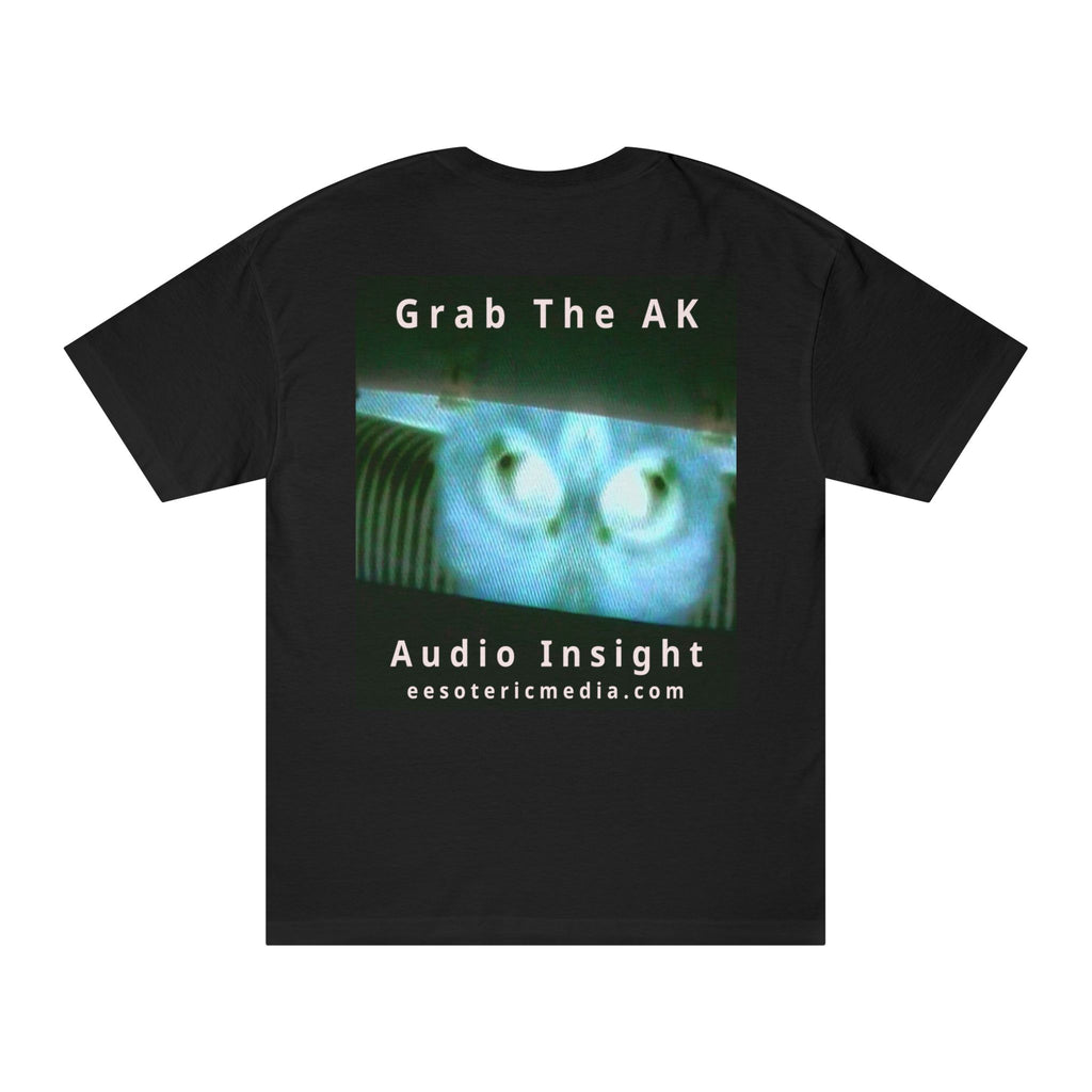 'Grab The AK' (Audio Insight) Camiseta de Corte Clásico Gráfica de Ser Digital Surrealista Siniestra