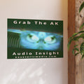 « Grab The AK » (Audio Insight) Impression artistique d’un être numérique surréaliste inquiétant, 90 × 60 cm