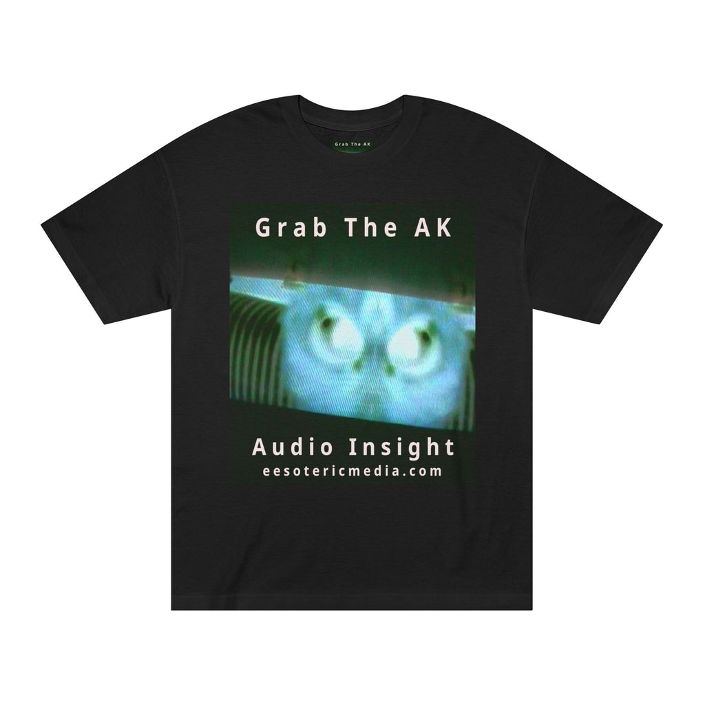 'Grab The AK' (Audio Insight) Camiseta de Corte Clásico Gráfica de Ser Digital Surrealista Siniestra