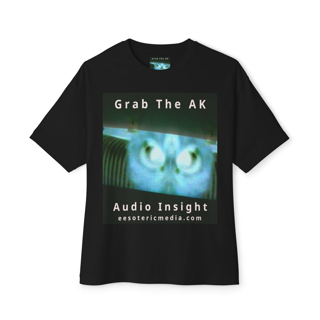 „Grab The AK" (Audio Insight) Unheimliches surrealistisches digitales Wesen Grafik Oversize Boxy T-Shirt