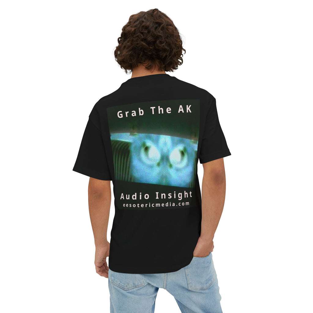 „Grab The AK" (Audio Insight) Unheimliches surrealistisches digitales Wesen Grafik Oversize Boxy T-Shirt