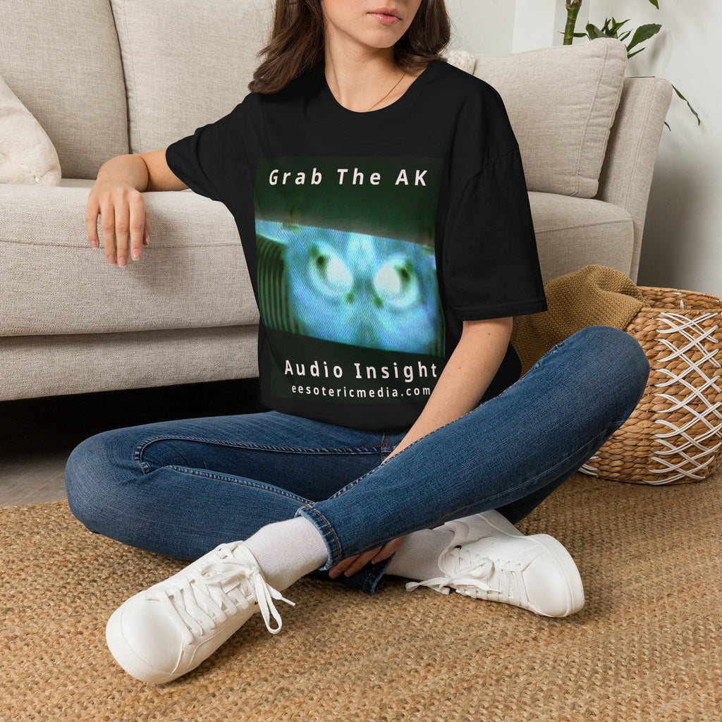 'Grab The AK' (Audio Insight) Camiseta Softstyle Gráfica de Ser Digital Surrealista Siniestra