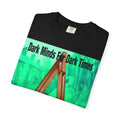 'Dark Minds For Dark Times' (Audio Insight) SFシンボル グラフィック クラシックフィットTシャツ