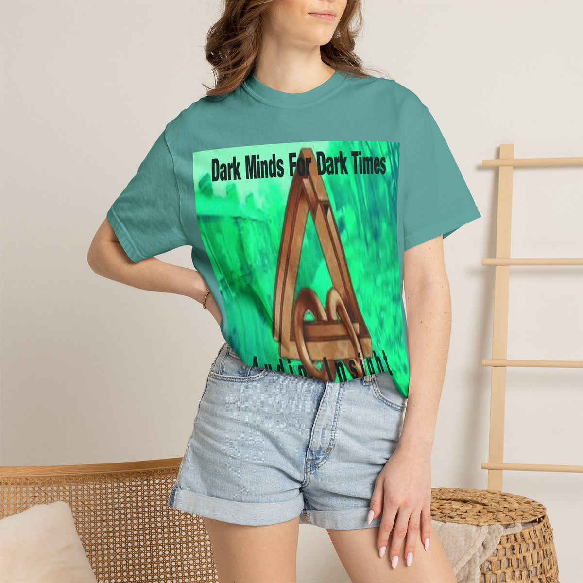 „Dark Minds For Dark Times“ (Audio Insight) Sci-Fi-Symbol Grafik T-Shirt mit klassischer Passform