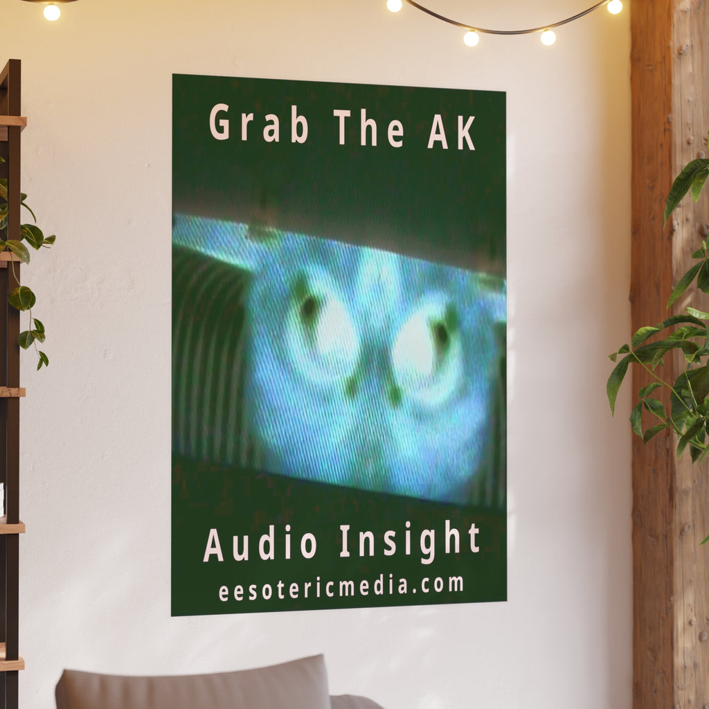 « Grab The AK » (Audio Insight) Impression artistique d’un être numérique surréaliste inquiétant (grand format), 100 × 150 cm