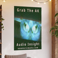 « Grab The AK » (Audio Insight) Impression artistique d’un être numérique surréaliste inquiétant (grand format), 100 × 150 cm