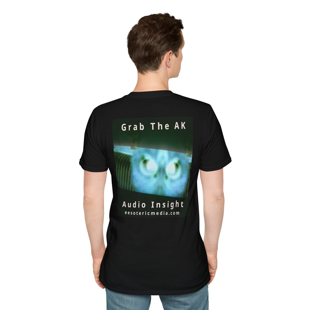 'Grab The AK' (Audio Insight) Camiseta Softstyle Gráfica de Ser Digital Surrealista Siniestra